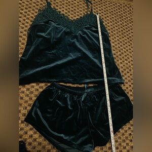 Like Victoria secret 4PIECES velvet emerald pajama